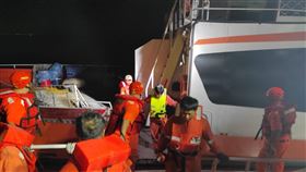 蘇澳蘭陽溪口火燒船。（圖／海巡提供）