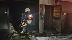凌晨突傳爆炸聲，火燒民宅，彰化市山中街，消防員冒險搶進火場救出4歲童(圖／翻攝畫面)