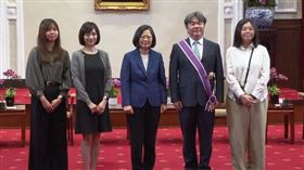 王必勝獲頒「景星勳章」,妻子陪同出席。圖/總統府提供