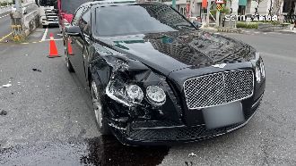 違規迴轉撞「千萬賓利」　維修費估近百萬