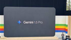 Google發表更強AI模型Google於14日在美國加州舉辦I/O年度開發者大會，執行長皮查伊（Sundar Pichai）發表性能更強的人工智慧（AI）模型Gemini 1.5 Pro，脈絡長度有突破性擴展。中央社記者吳家豪舊金山攝 113年5月14日