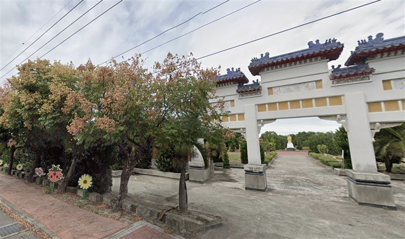 彰化噁男闖公墓露鳥！又對祖先「打手槍」