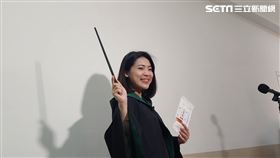 徐巧芯質詢吳釗燮帶上魔法袍、魔法棒、蜜餞。(圖/記者陳怡潔攝影)