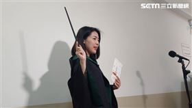徐巧芯質詢吳釗燮帶上魔法袍、魔法棒、蜜餞。(圖/記者陳怡潔攝影)