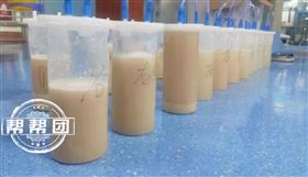 突然喘不上來缺氧　急救肺部抽出23罐牛奶（圖／翻攝微博）