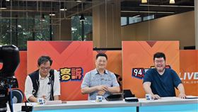 李正皓中午主持網路政論節目《94要客訴》時，開酸來賓「以後要叫我前輩」，並點名網紅四叉貓連他的車尾燈都看不到，笑翻網友。（圖／記者李鴻典攝）