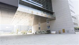 新青安催出房市買氣，不少小資族趕搭購屋列車，入手人生第一間房。不過，台中市政府近期接獲民眾反映，因房仲宣稱可申請新青安，因此買下屋齡逾50年的老屋，怎料銀行最多只核准4.5成且15年以內的貸款，衍生消費糾紛。消保官提醒，為避免貸款成數不足導致違約風險，務必將貸款成數、利率、年限、保留解約退款等約定載明於買賣契約。