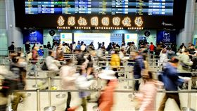 桃機湧現出國人潮桃機春節疏運從7日起至15日共9天，預估總運量上看116萬人次，平均日均量約12.8萬人次，依據桃園國際機場公司航班運量整點人數預報表，8日的出入境及轉機旅客逾13萬7000人次。中央社記者吳睿騏桃園機場攝  113年2月8日