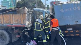 台北市洲美高架橋發生資源回收車追撞聯結車事故。（圖／翻攝畫面）