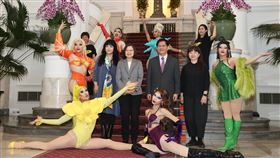 蔡總統接見魯保羅變裝皇后秀冠軍得主（1）總統蔡英文（2排左3）15日在總統府接見魯保羅變裝皇后秀冠軍得主妮妃雅（前排左）。訪賓一行由文化部次長李靜慧（2排右2）及星座專家唐綺陽（2排左2）陪同，總統府秘書長林佳龍（2排右3）也到場。中央社記者謝佳璋攝  113年5月15日