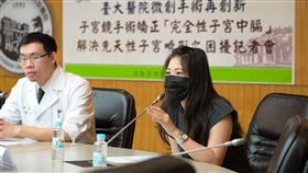 陳小姐（右）罹患先天子宮畸形，受完全性子宮中膈影響，導致備孕時一直不順利。在台大醫院接受子宮鏡手術矯正，切除子宮中膈後，3個月內即懷上一對雙胞胎。（圖／台大醫院提供）