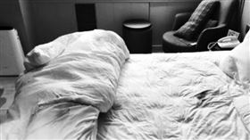 有夠血腥！房客激戰…尿、屎、血噴滿床　女房務一看瞬間崩潰（圖／翻攝自爆料公社）