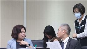 許銘春列席立院社福及衛環委員會立法院社會福利及衛生環境委員會15日審查工會法部分條文修正草案、勞基法部分條文修正草案、中高齡者及高齡者就業促進法部分條文修正草案等案，勞動部長許銘春（左）列席會議。中央社記者郭日曉攝  113年5月15日