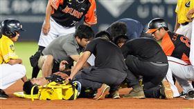 ▲統一獅林靖凱滑壘時傷到膝蓋，本季確定報銷。（圖／統一獅提供）