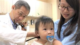 兒科醫師林鴻志（左）表示，新生兒痤瘡通常是暫時性的，只要做好日常清潔工作，數周後至4個月內症狀就會慢慢消退。（圖／亞大醫院提供）