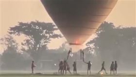 印尼，點鞭炮炸熱氣球飛上天，釀成大爆炸，15少年險炸死(圖／翻攝自Ｘ)
