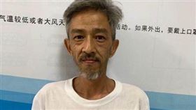 流浪漢失憶被送警局！「開瑪莎拉蒂」嚇傻警…真實身分曝光（圖／翻攝自網易新聞）