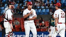 ▲樂天桃猿投手邱駿威被連續擊出安打，投手教練許銘傑喊暫停。（圖／記者劉彥池攝影）