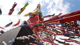 日本迎接兒童節 東京鐵塔鯉魚旗飄揚日本5月5日是兒童節，有些家庭或景點掛鯉魚旗。圖為東京鐵塔掛鯉魚旗迎接兒童節，許多家長帶小孩前來遊玩，拍照打卡。中央社記者楊明珠東京攝 112年5月4日