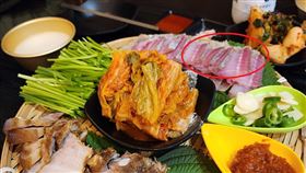 她一聞瞬間反彈…韓國特色菜「醃魟魚」味道超驚人！過來人：是尿味橡皮（圖／翻攝自太咪瘋韓國臉書）
