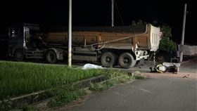 台東市昨天（15日）晚間六時許發生ㄧ起死亡車禍，林姓男子騎機車載著楊姓妻子（49歲）行經重慶路和四川路一段巷口時，見右方一輛砂石車行駛而來，林男急煞造成後座楊女甩飛摔落路面，結果楊女當場被砂石車輾過。