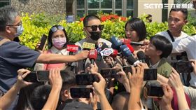 Toyz,大麻，入獄，報到，墨鏡，媽媽落淚，友人安慰擁抱(圖／翻攝畫面)