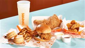 Popeyes開幕首3日特別推出前50名凡消費，請吃極磅爽脆炸雞活動。（圖／品牌業者提供）