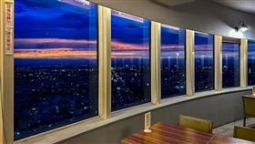 梧棲360度旋轉環景餐廳｜盡覽海線風光 遠眺台中港浪漫日落（圖／翻攝自台灣旅行趣）
