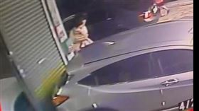 7旬翁抱女嬰，突發心肌梗塞倒地，失去生命跡象，員警，護理師接力搶命，成棒總教練退役(圖／翻攝畫面)