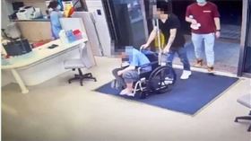 北市大同區14日晚間傳出槍擊事件，林姓男子把玩槍枝不慎走火波及友人郭男，郭男擔心通緝身分曝光，忍巨痛前往巨新當鋪求助。（圖／翻攝畫面）