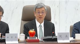 行政院長陳建仁今（16）日主持任內最後一次行政院會，特別贈送台灣品牌的蘋果造型瓷器，祝福每位閣員都能平平安安。（圖/翻攝行政院院會影片）