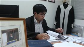 ▲律師黃帝穎認為TDR爭議該回歸法律面討論（圖／翻攝黃帝穎臉書）