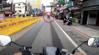 行人斑馬線闖紅燈被譙　回嘴：本來就要讓