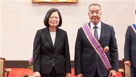 國防部長邱國正今（13）日接受蔡英文總統贈勳。（圖／總統府提供)