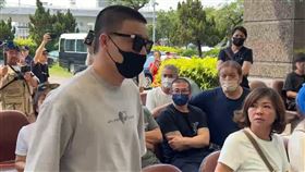 Toyz，販售大麻，入獄前手機交給媽媽，不敢對望，觸景傷情， 母放聲痛哭，(圖／翻攝畫面)