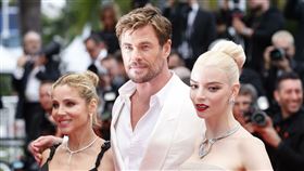 安雅泰勒喬伊、克里斯漢斯沃《芙莉歐莎：瘋狂麥斯傳奇篇章》出席坎城影展。（圖／美聯社／達志影像）