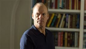 麥可基頓在《失憶殺神》飾演殺手。（圖／采昌提供）