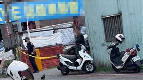 新北市新莊區化成路今晨發生一起命案，一名男子被發現倒臥在一處停車場外，身旁還遺留2罐硫酸空瓶，救護人員獲報到場時，男子口鼻流出不明液體且無生命跡象，經送醫急救仍不治。