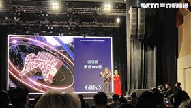 鶴 The Crane不小心撕破入圍名單信封。（圖／記者鄭尹翔攝影）