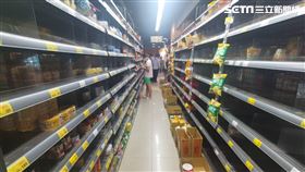 ▲爆發囤貨潮 連雞蛋 國小作業本都搶 大賣場 全聯（圖／讀者提供）