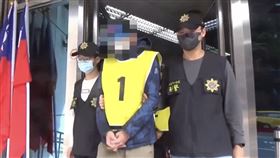 躲大樓梯間交易！北市大藥頭狼狽遭逮「3千包毒品咖啡包」擺滿整桌。（圖／翻攝畫面）