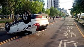 台中對撞車禍！「瑞典坦克」當街四輪朝天