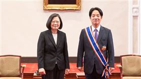 蔡英文總統今（13）日頒授副總統賴清德。（圖／總統府提供)