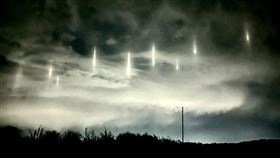 日本，鳥取縣，大山町，海上夜空浮現9道神秘光柱，罕見奇景，光柱現象，日網友驚：太神奇(圖／翻攝自X@maashii_taiyo)