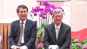 行政院今（16）日下午舉行惜別茶會，圖為行政院長陳建仁（圖右）與發言人林子倫（圖左）。