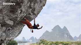 《探索極限》陽朔鬼斧神工的喀斯特地形吸引無數攀岩愛好者朝聖。（圖／Discovery頻道）