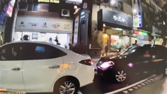 高雄2車爭搶停車位　最後結局超展開