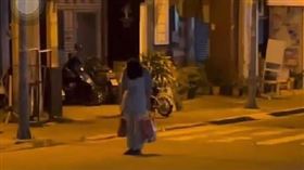 員林車站出現「阿飄」？女子兩手提袋，站路邊不動，靜止，網驚：想嚇誰，機車騎士上前確認(圖／翻攝自Threads)