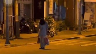 女子深夜站路邊靜止停格　網嚇：是阿飄？