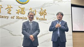 ▲回首擔任部長次長心情，薛瑞元說衛福部事情真的很多。但薛瑞元與王必勝兩人仍笑得燦爛。（圖／記者簡浩正攝影）